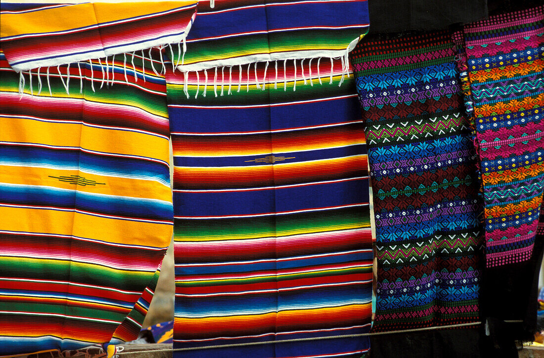 Handgewebte Stoffe auf dem Markt an St. Domingo, San Christobal, Chiapas, Mexiko, Amerika