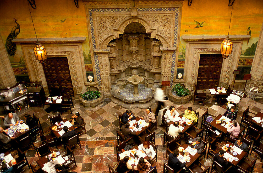Menschen im Restaurant in der Casa de Azulejos, Centro Historico, Mexiko, Amerika