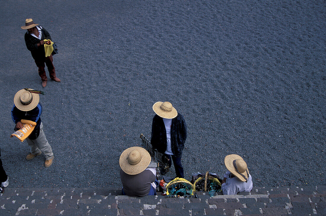Blick von der Pyramide der Sonne auf Personengruppe, Teotihuacan, Mexiko