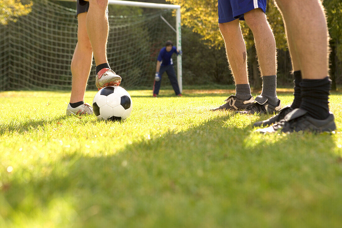 Fußballspieler bereiten Freistoß vor