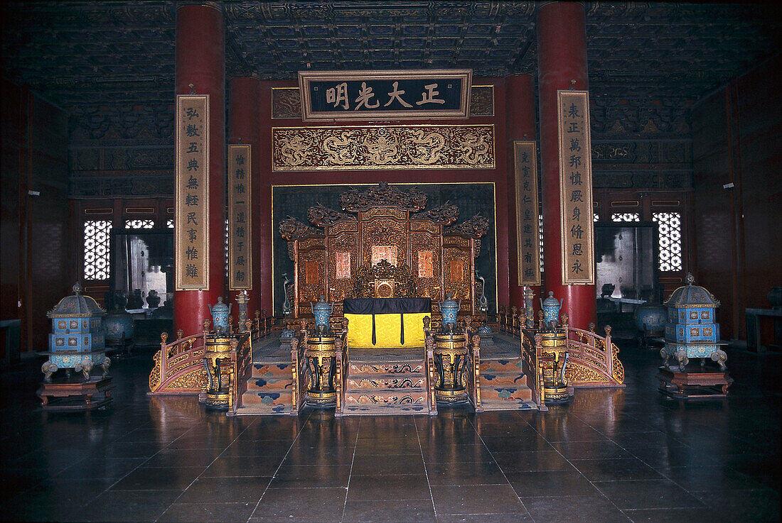 Thron im Palast der himmlischen Klarheit, Kaiserpalast, Verbotene Stadt, Beijing, China