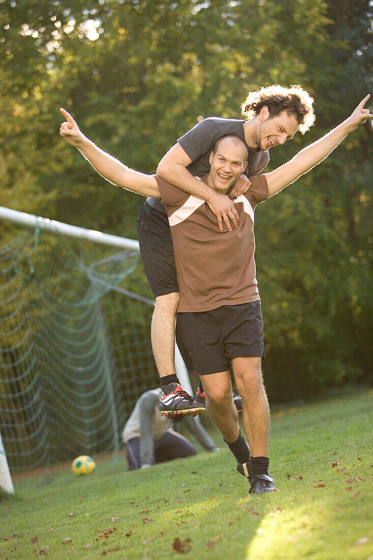 Freizeitkicker beim Torjubel