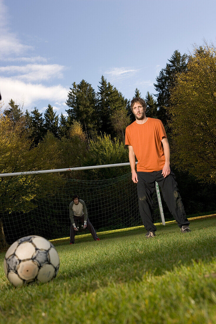 Junge Männer spielen Fußball