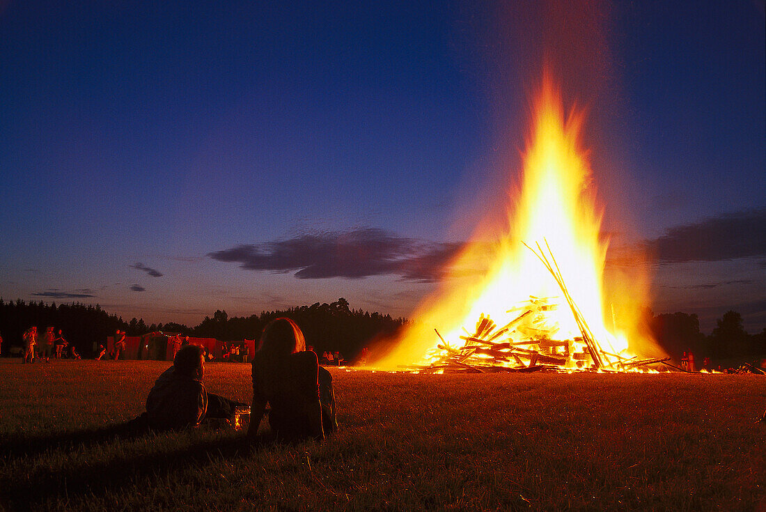 Sonnwendfeuer, Iffeldorf, Bayern, Deutschland