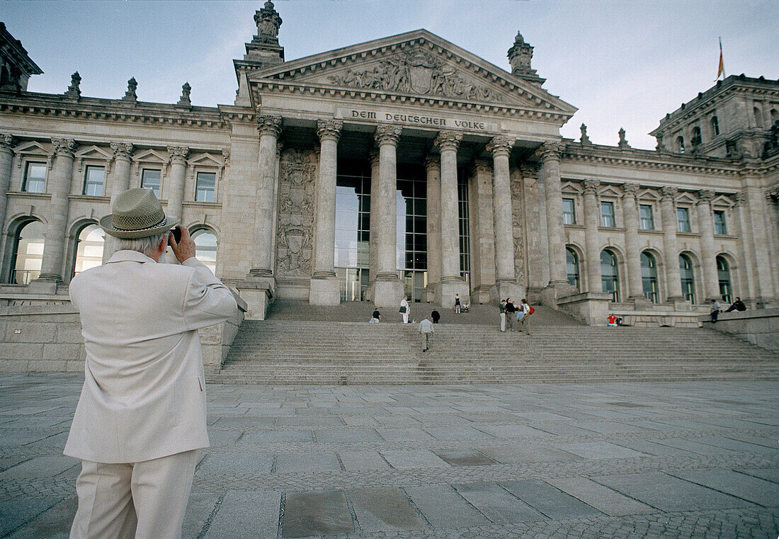 Mann fotografiert den Reichstag, Berlin, Deutschland