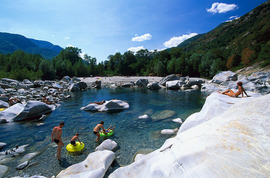 Mehrere Menschen genießen Bad im Fluss, Ponte Brolla, Valle di Maggia Tessin, Switzerland
