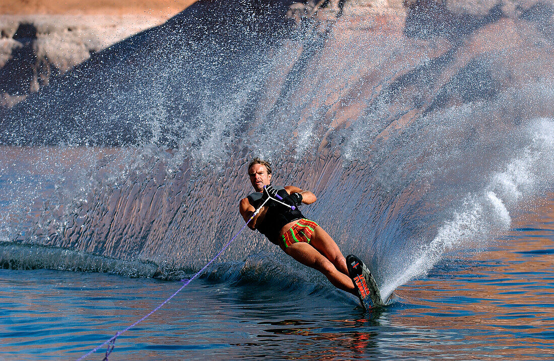 Mann fährt Monoski, Lake Powell, Arizona, USA