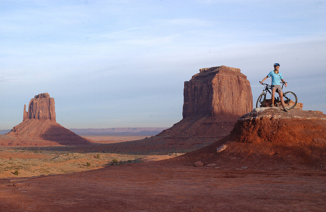 Eine Person beim Mountainbiken, Monument Valley, Arizona, USA