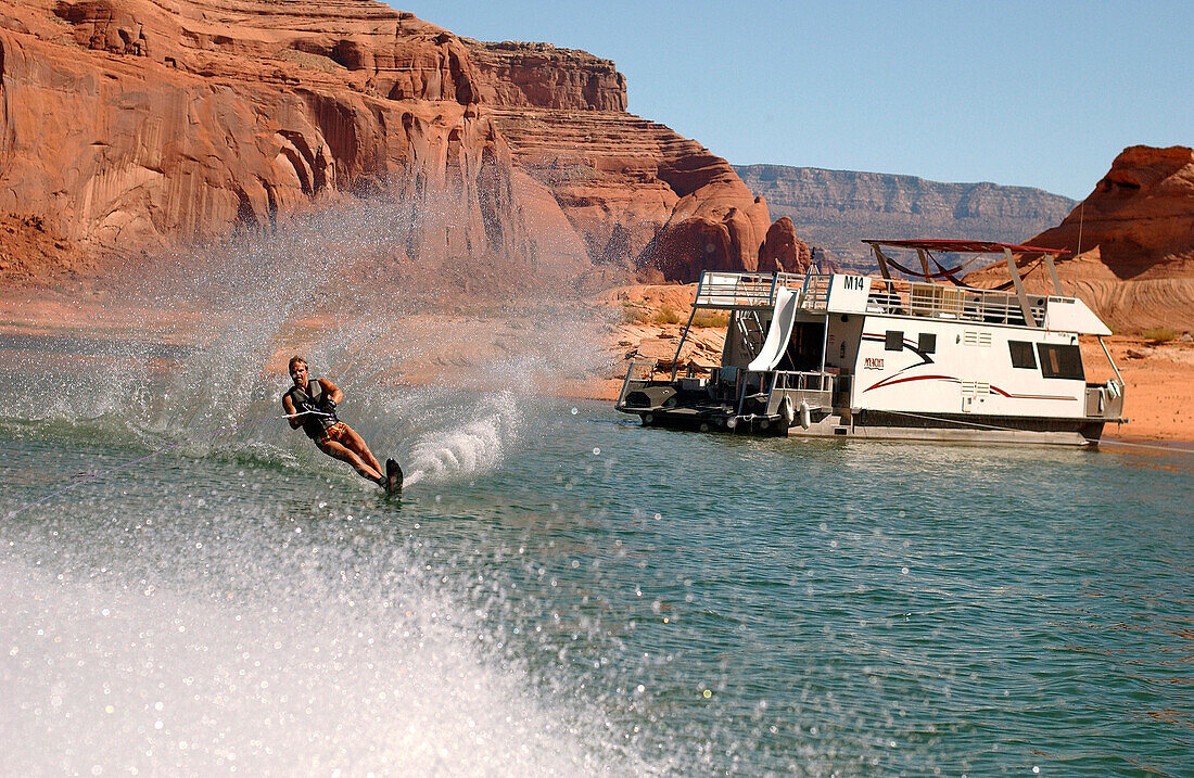 Mann fährt Monoski, Lake Powell, Arizona, USA