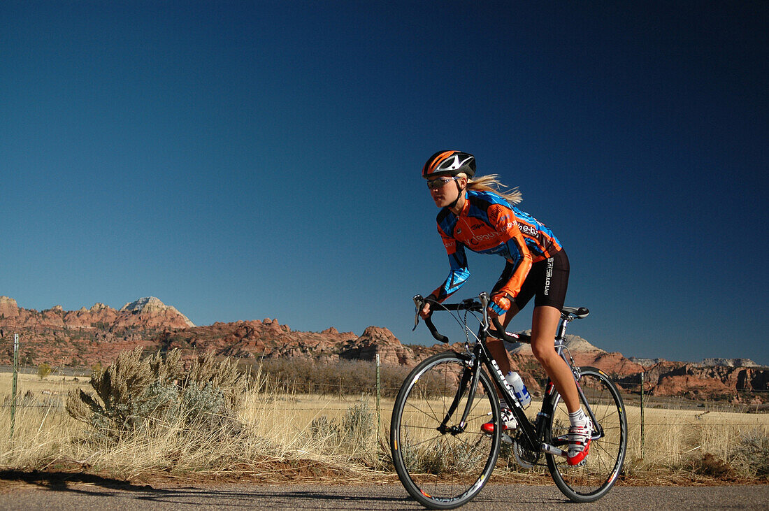 Frau beim Rennrad fahren in Zion Nationalpark, Springdale, Utah, USA