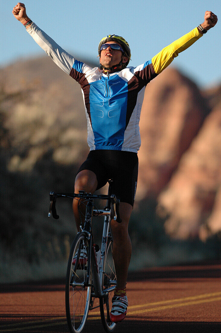 Rennradfahren, Red Rock Canyon, Joshua Tree National Park, Nevada, USA