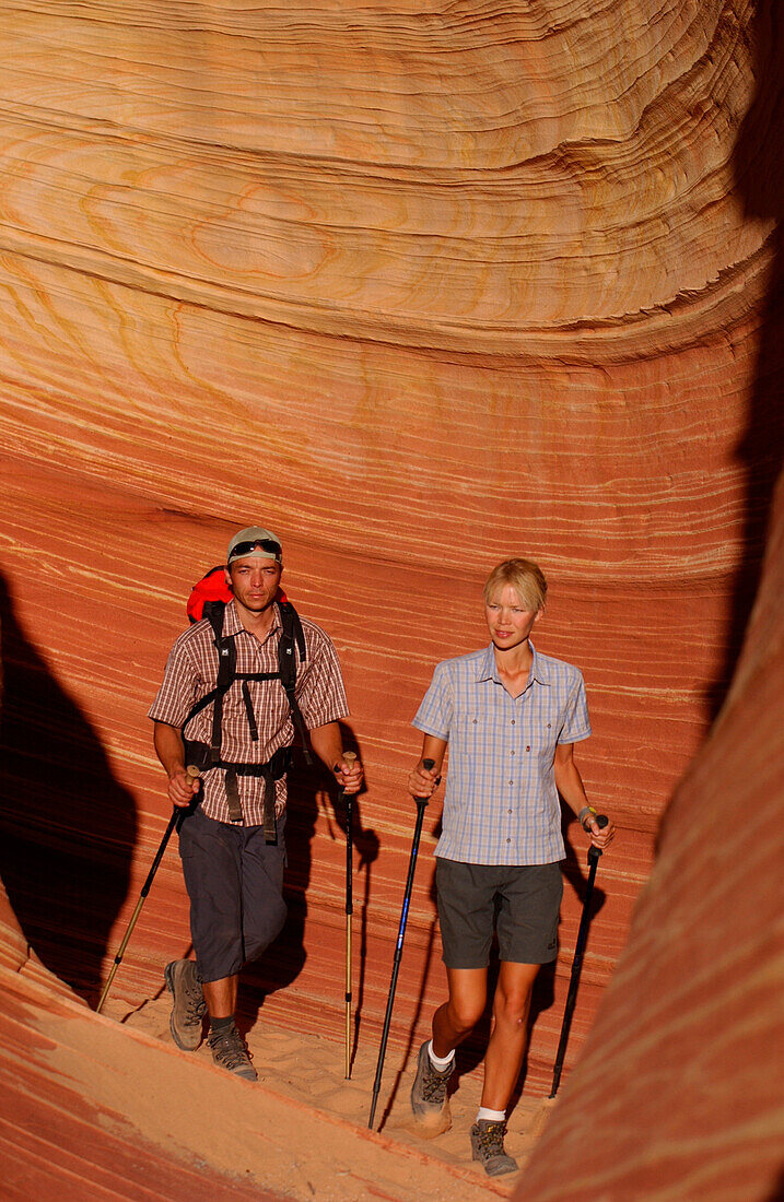 Ein Paar beim Wandern, Trekking in Arizona, USA