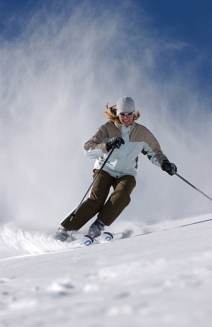 Frau beim Skifahren, Abfahrt, Wintersport, Lech, Österreich