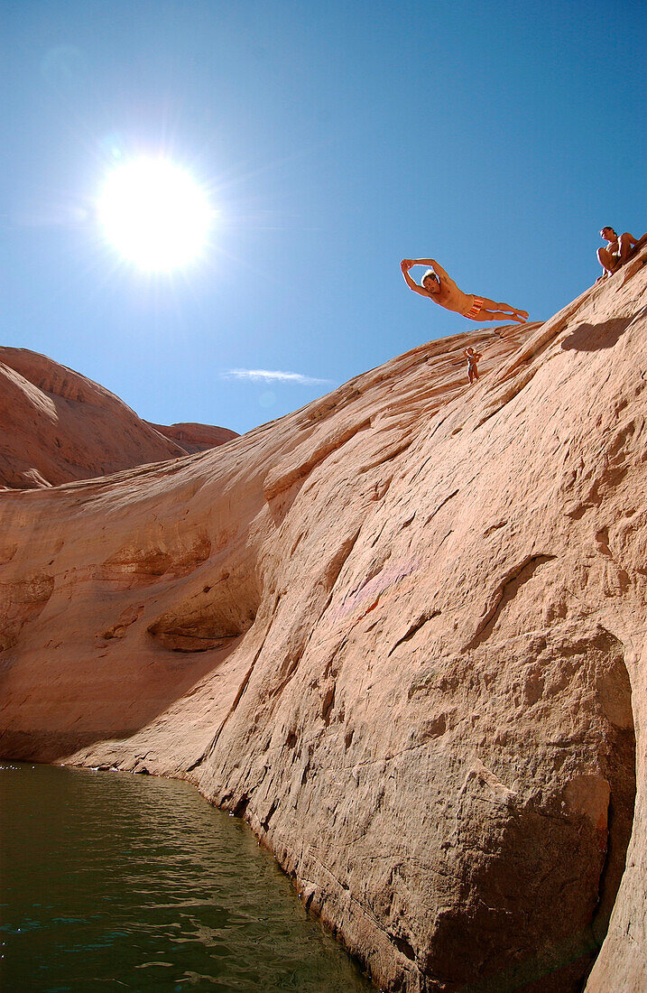 Mann macht ein Kopfsprung, Klippenspringen, Lake Powell, Arizona, USA