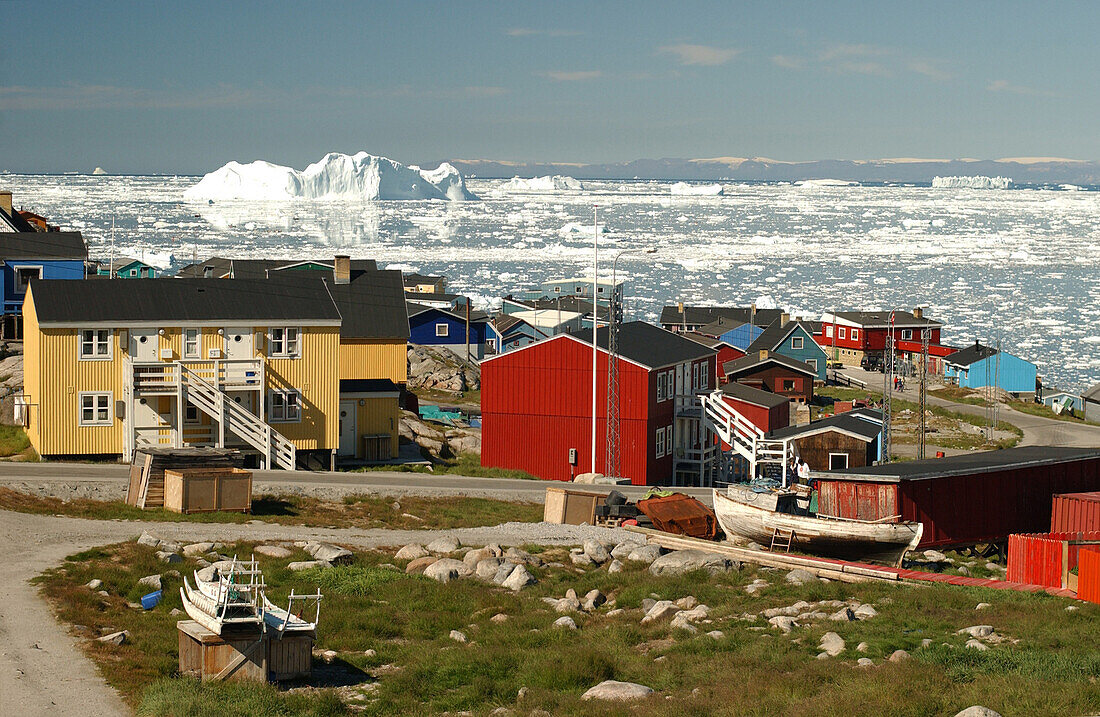 Bunte Häuser in Ilulissat, Eisberge im Hintergrund, Ilulissat, Jakobshavn, Kaalalit Nunaat, Grönland