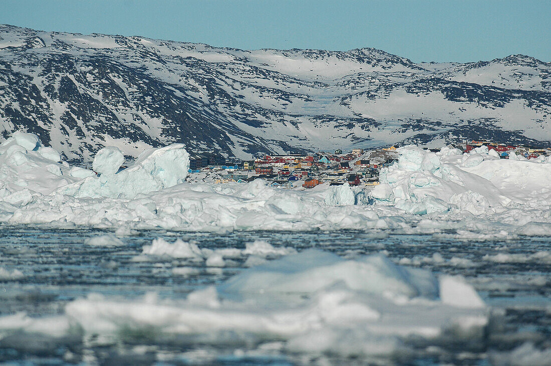 Blick auf ein Dorf an einem Berghang, Ilulissat, Grönland
