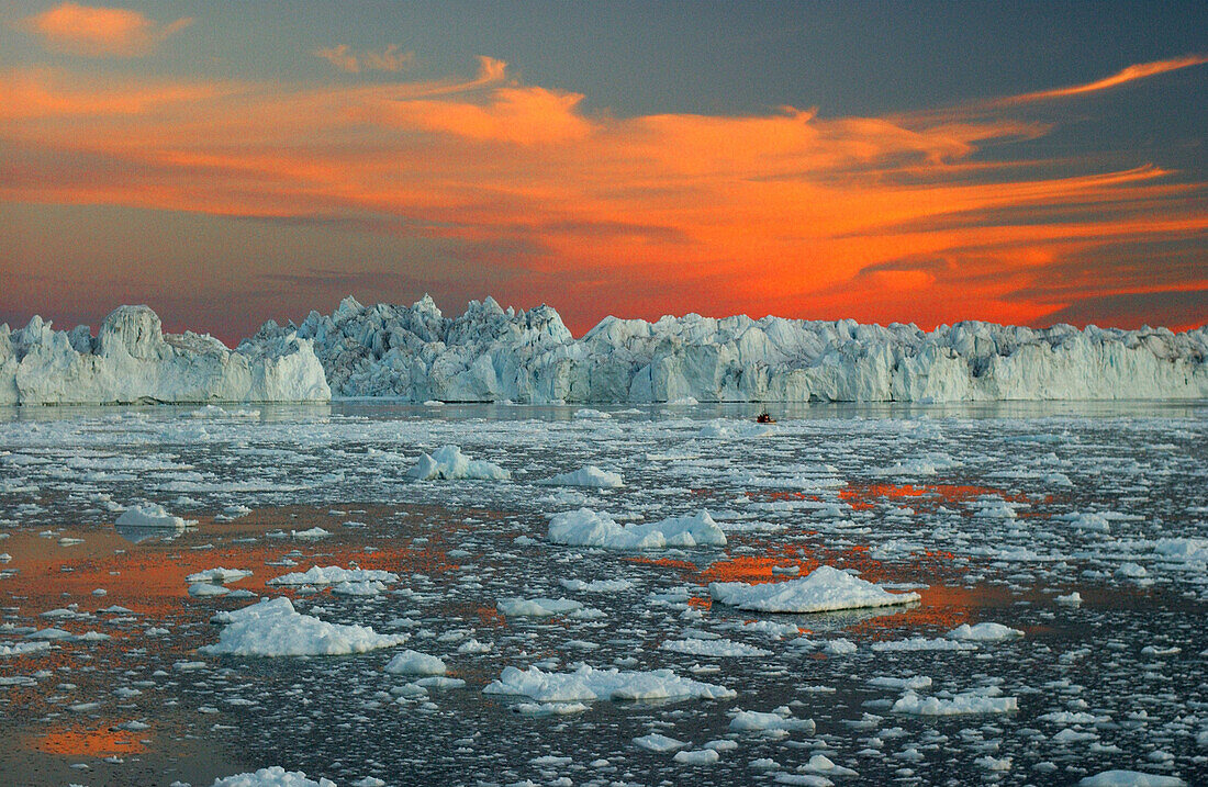 Mitternachtssonne am Horizont hinter Eisberge, Jakobshavn, Ilulissat, Kaalalit Nunaat, Grönland