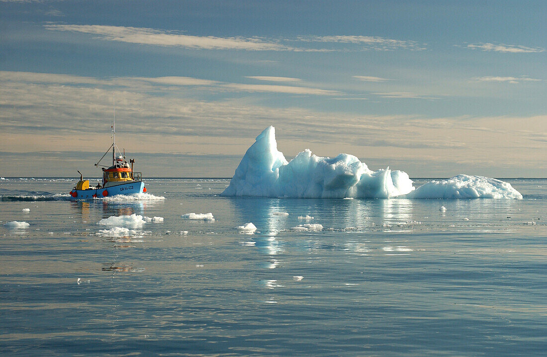 Fischerboot fährt über das Meer, Ilulissat, Grönland