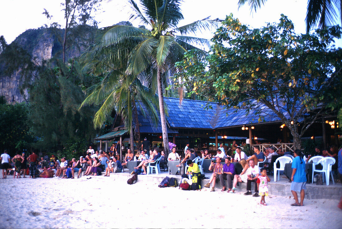 Abendstimmung, Strand mit Bar, Rai Ley Beach, West Krabi Thailand