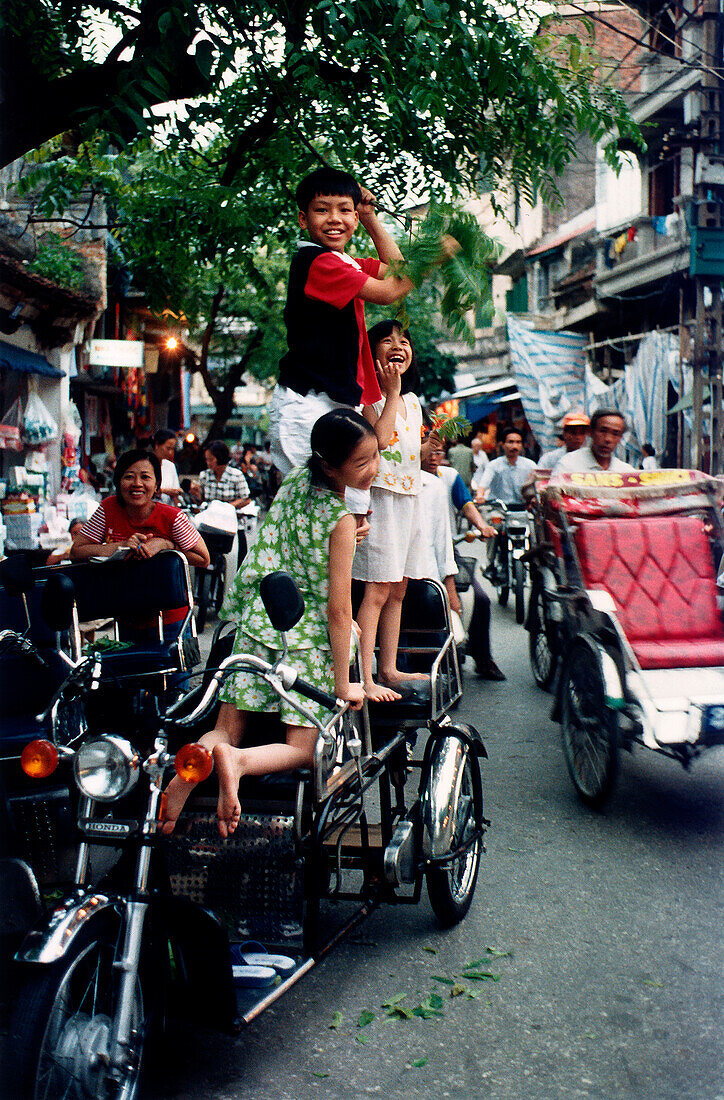 Spielende Kinder auf Motorradrikscha in der Altstadt, Hanoi, Vietnam, Asien
