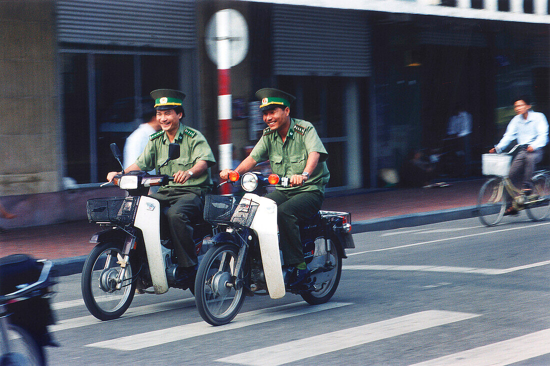 Polizisten auf Mofa, Hanoi, Vietnam