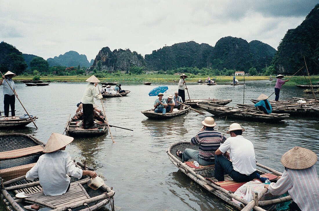 Menschen in Booten in der Halong Bucht, Vietnam, Asien