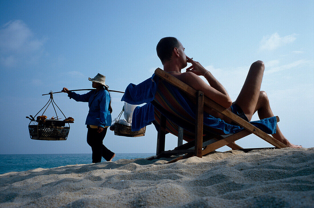 Liegestuhl und Verkaeufer, Lamai Beach Thailand
