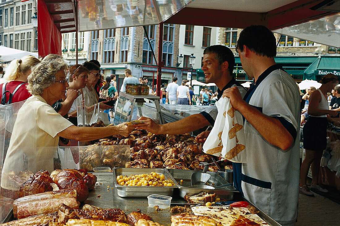 Menschen an einem Marktstand auf dem Markt, Brügge, Flandern, Belgien, Europa
