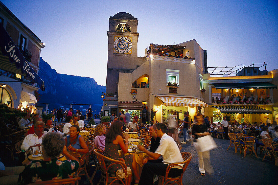 Menschen in Strassencafes auf der Piazza Umberto I am Abend, Capri City, Capri, Italien, Europa