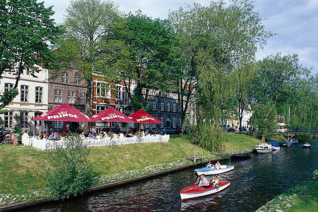 Blick auf Boote auf einem Kanal und Strassencafes in der Altstadt, Friedrichstadt, Schleswig-Holstein, Deutschland, Europa