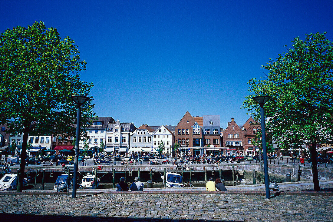 Häuser am Hafen unter blauem Himmel, Husum, Nordfriesland, Schleswig-Holstein, Deutschland, Europa