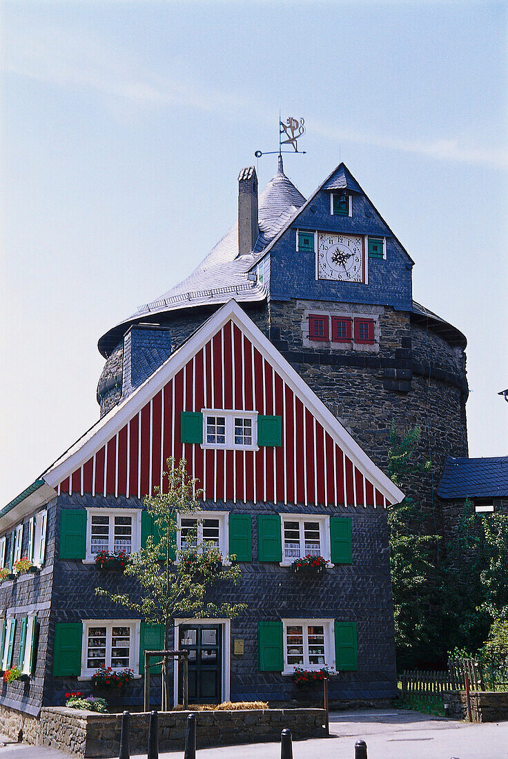 Haus und Batterieturm von Schloss Burg im Sonnenlicht, Bergisches Land, Nordrhein-Westfalen, Deutschland, Europa