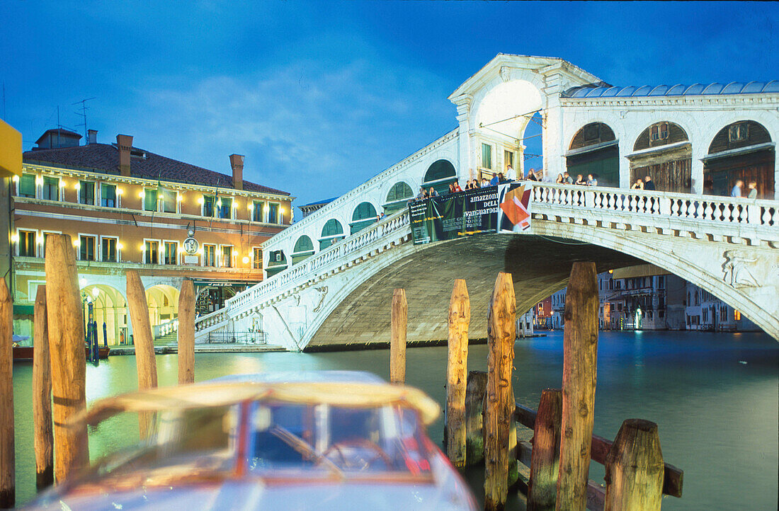 Rialto-Brücke bei Nacht, Venedig, Venetien, Italien