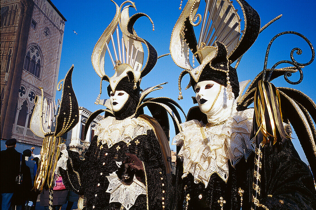 Maskierte Menschen in Kostüm an Karneval, Venedig, Italien, Europa