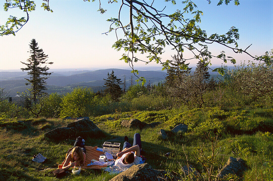 Paar bei einem Picknick auf dem Feldberg, Taunus Gebirge, Hessen, Deutschland, Europa