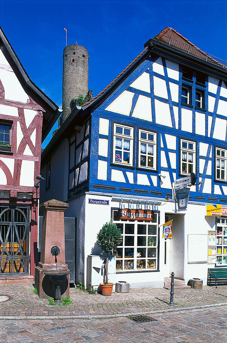 Fachwerkhäuser und Schlossruine unter blauem Himmel, Eppstein, Taunus, Hessen, Deutschland, Europa
