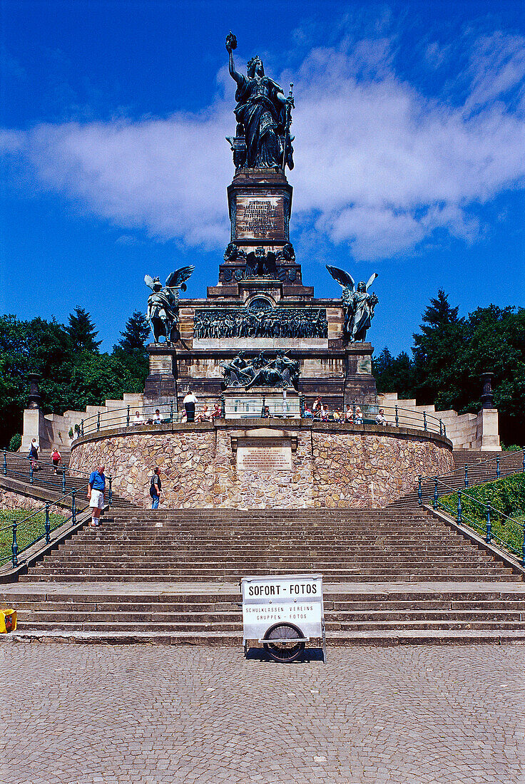 Menschen vor dem Niederwalddenkmal im Sonnenlicht, Rüdesheim, Rheingau, Hessen, Deutschland, Europa