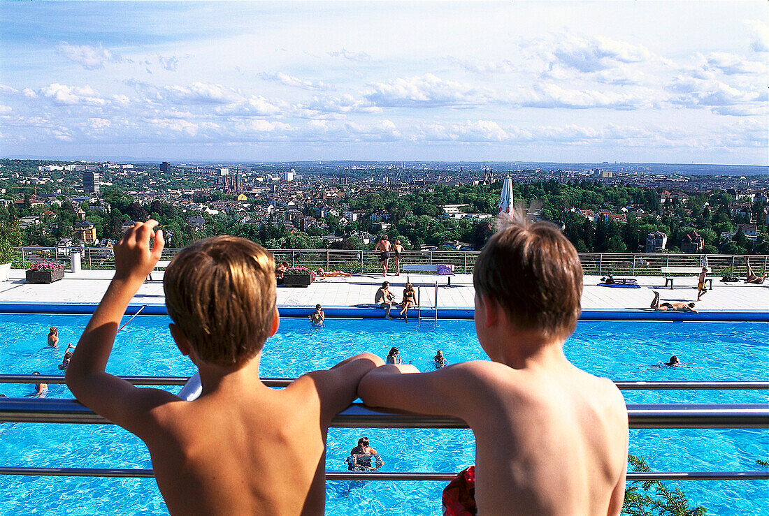 Zwei Jungen im Freibad Opelbad, Neroberg, Blick über Wiesbaden, Hessen, Deutschland, Europa