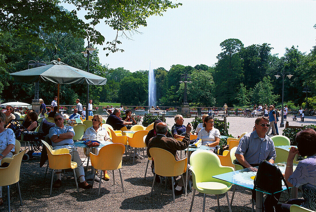Menschen in einem Café im Kurpark, Wiesbaden, Hessen, Deutschland, Europa