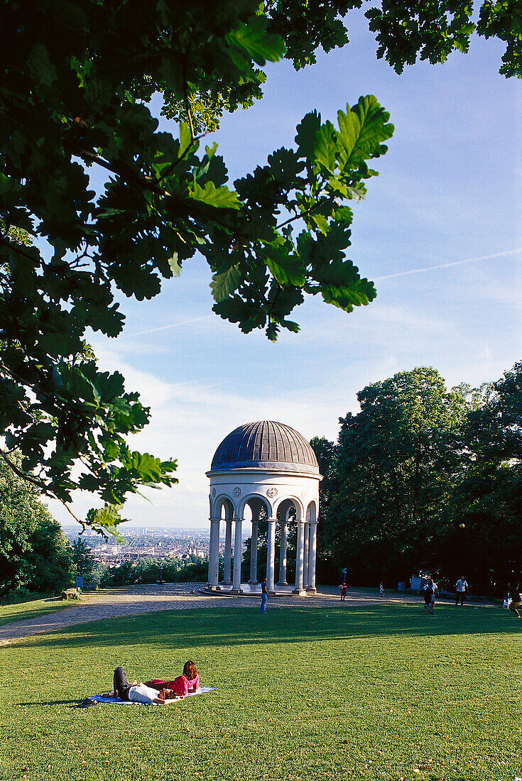 Menschen auf einer Wiese am Nerobergtempel, Neroberg, Wiesbaden, Hessen, Deutschland, Europa