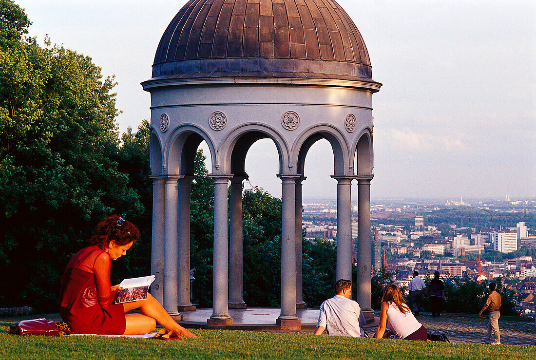 Menschen am Nerobergtempel, Neroberg, Wiesbaden, Hessen, Deutschland, Europa