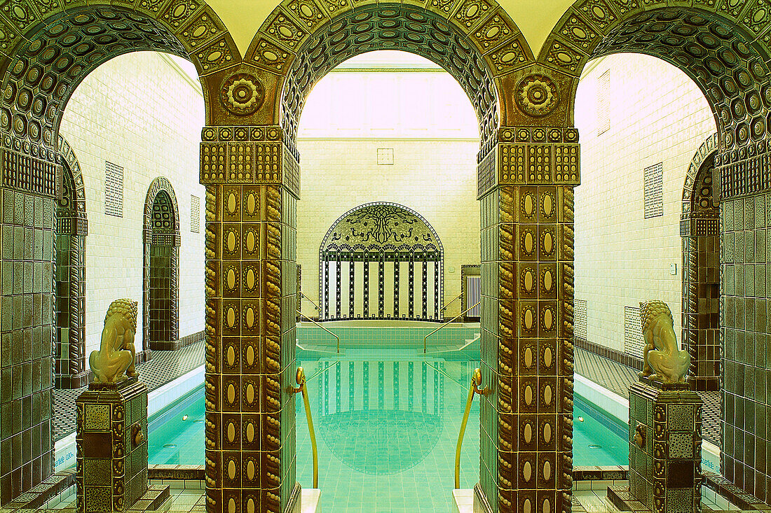 Innenansicht der menschenleeren, römisch-irischen Kaiser-Friedrich-Therme, Wiesbaden, Hessen, Deutschland, Europa