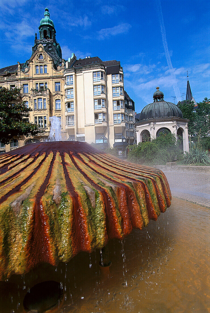 Blick auf Kochbrunnen am Kochbrunnenplatz, Wiesbaden, Hessen, Deutschland, Europa