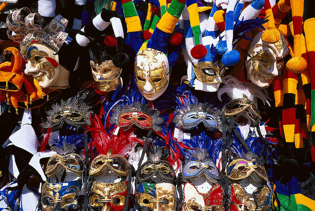 Masken an einem Verkaufsstand im Sonnenlicht, Venedig, Italien, Europa