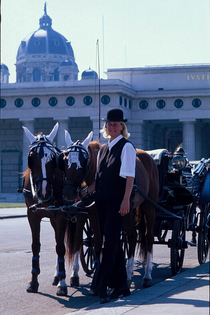 Fiakerfahrerin vor neuer Hofburg, Wien, Österreich