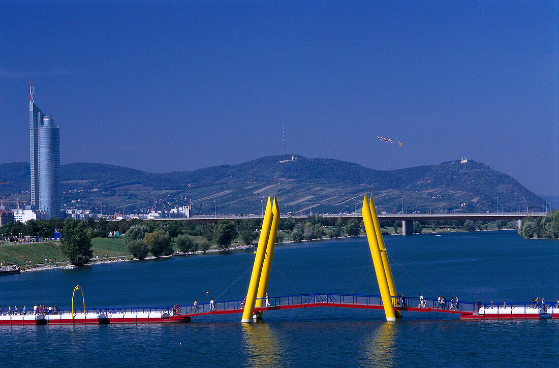 Blick auf Donau, Donauinsel, Millenniumtower und Leopoldsberg, Wien, Österreich, Europa