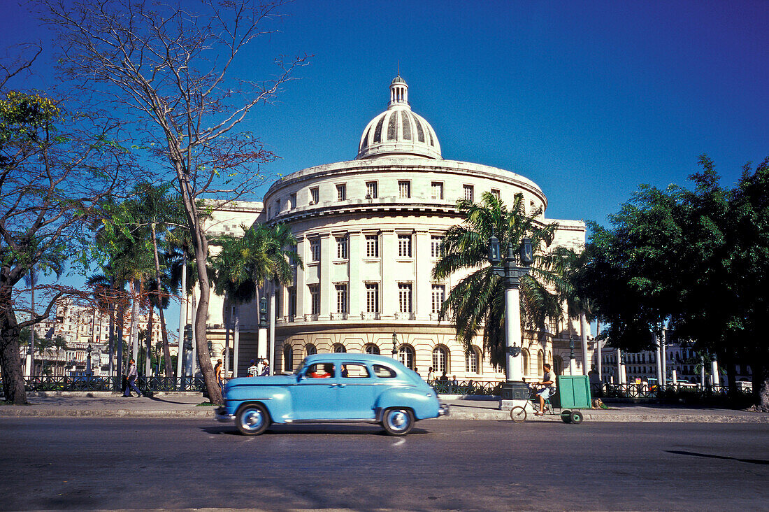 Oldtimer in front of the Capitolio Nacional, El Capitolio, Havanna, Cuba, Caribbean