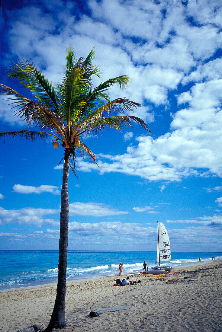 Menschen und Segelboot am Strand, Playas del Este, Kuba, Karibik, Amerika