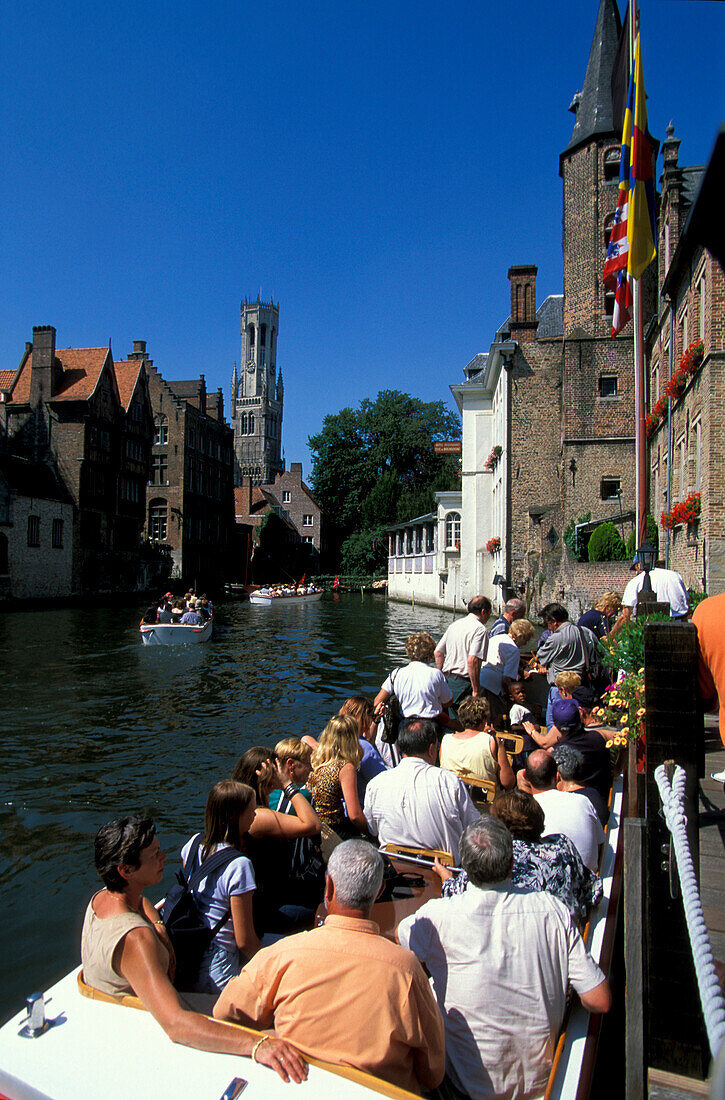 Rosenhoedkai, Menschen in einem Boot in einer Gracht, Brügge, Flandern, Belgien, Europa