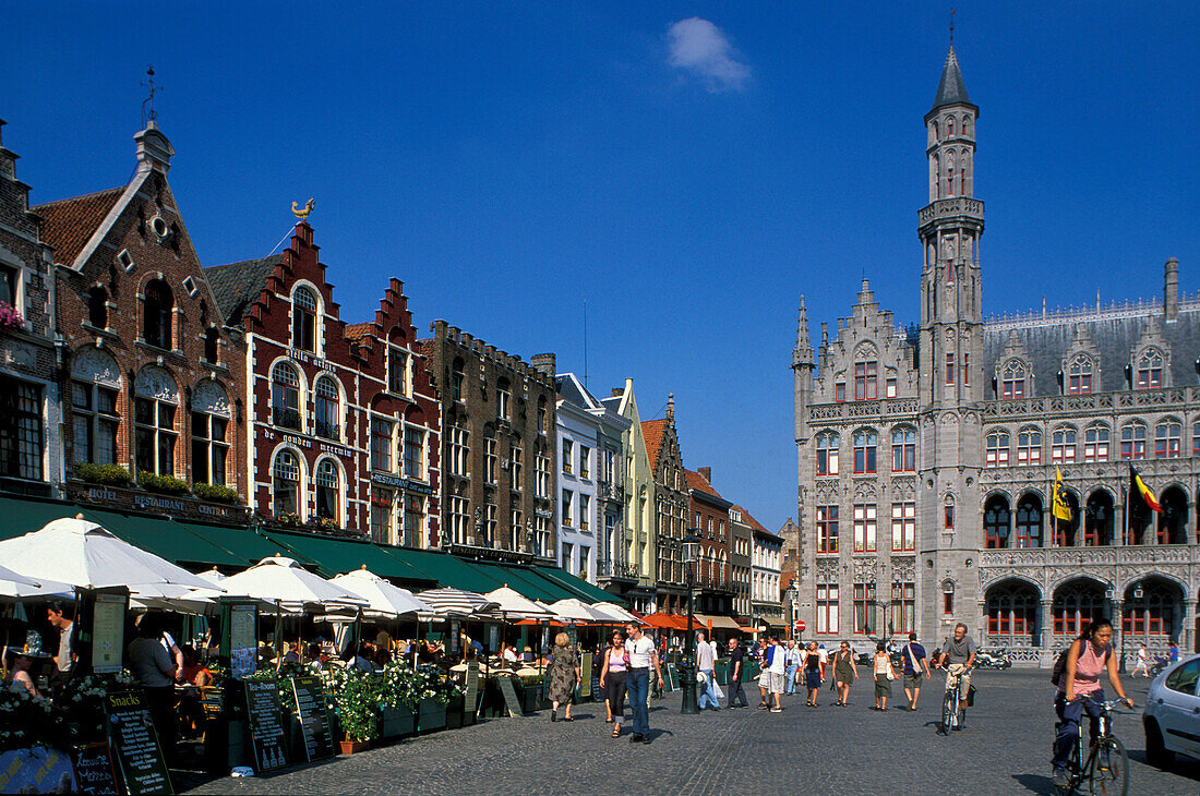 Menschen und Strassencafes am Marktplatz, Brügge, Flandern, Belgien, Europa